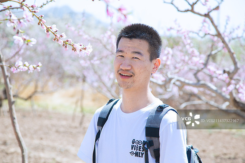 甘肃省兰州市皋兰县什川古梨园-坐在梨园的年轻人图片素材