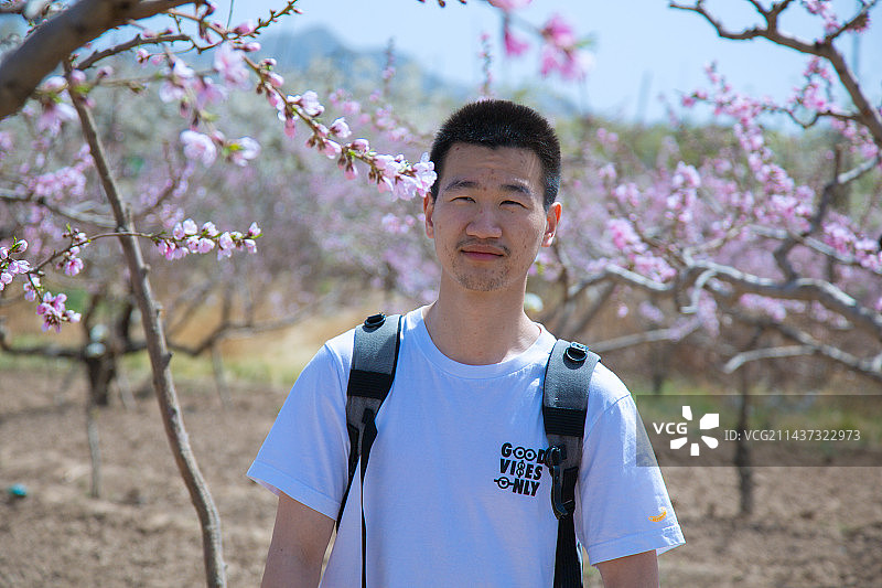 甘肃省兰州市皋兰县什川古梨园-坐在梨园的年轻人图片素材