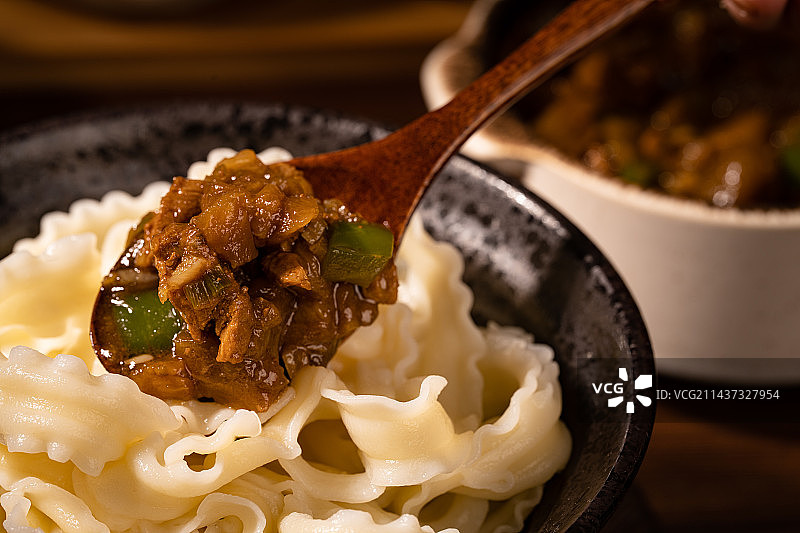 中式传统面食茄丁刀削面图片素材