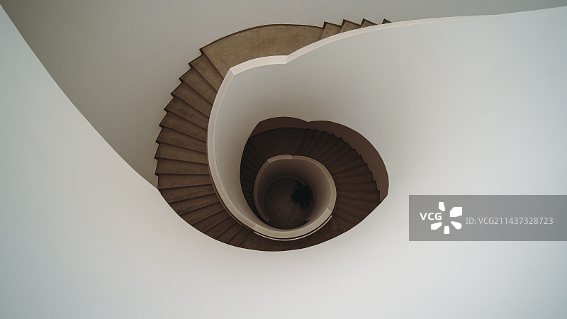 白色背景下螺旋楼梯的高角度视图图片素材