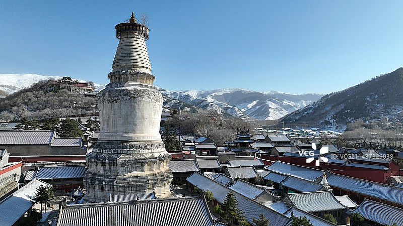 山西忻州市五台山塔院寺大白塔雪景航拍图片素材