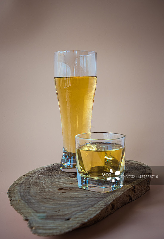 夏日啤酒畅饮图片素材