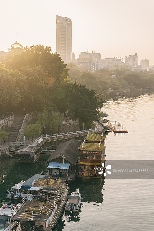 柳州江滨公园，夕阳下停靠在江边的游船图片素材