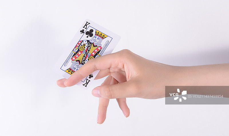 女性手拿扑克牌图片素材