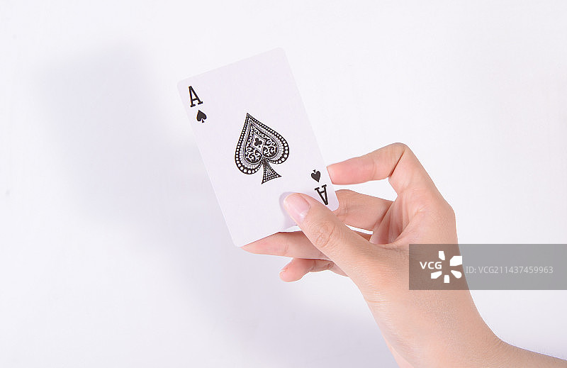 女性手拿扑克牌图片素材