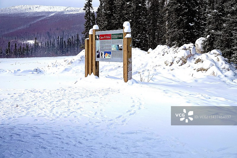 被称为“世界十大死亡公路”之一的阿拉斯加道顿公路入口处图片素材