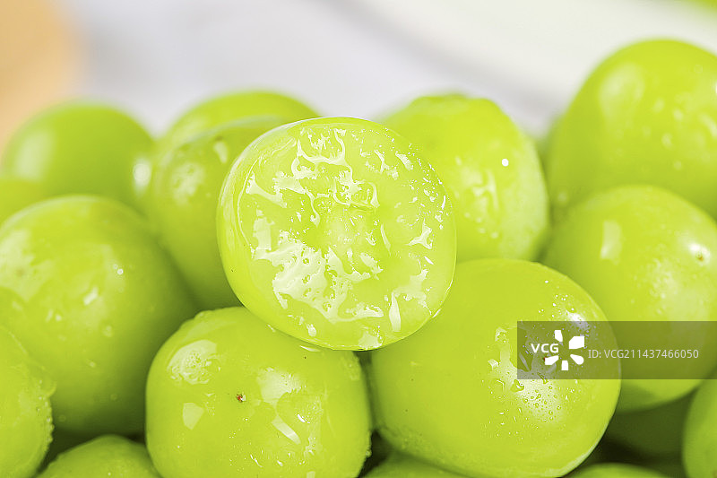 浅底上的阳光玫瑰青提图片素材