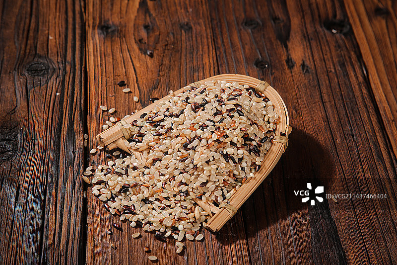 深底上的三色糙米图片素材