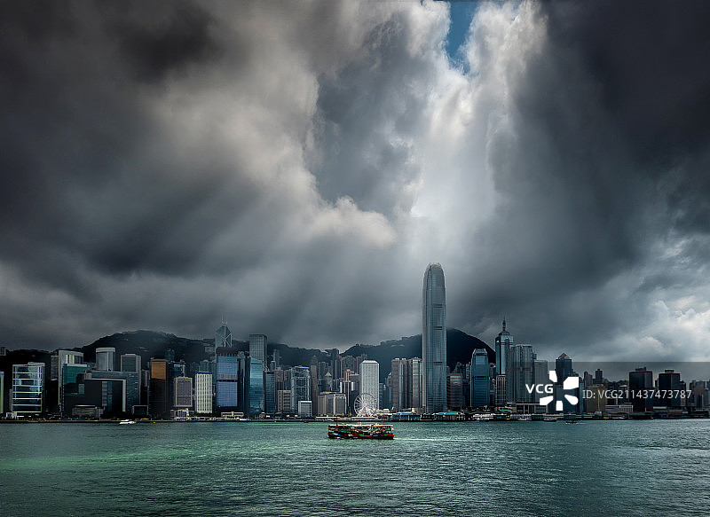 乌云团耶稣光下的维多利亚港香港岛市中心现代建筑群图片素材