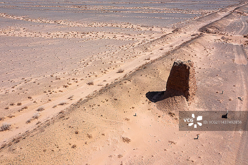 航拍大漠戈壁明长城烽火台堑壕遗址图片素材