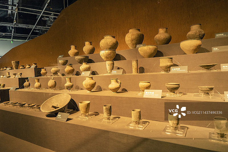 成都金沙遗址博物馆中国商周时期陶器图片素材