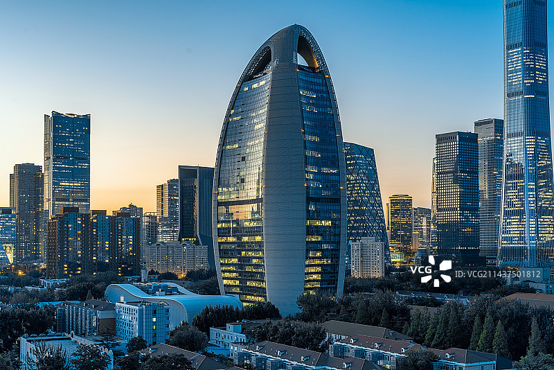 北京国贸CBD黄昏日落城市天际线摩天大楼建筑经济商务金融区图片素材