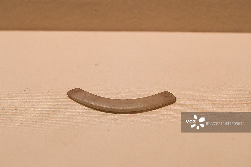 余姚河姆渡遗址出土玉玦和玉璜图片素材