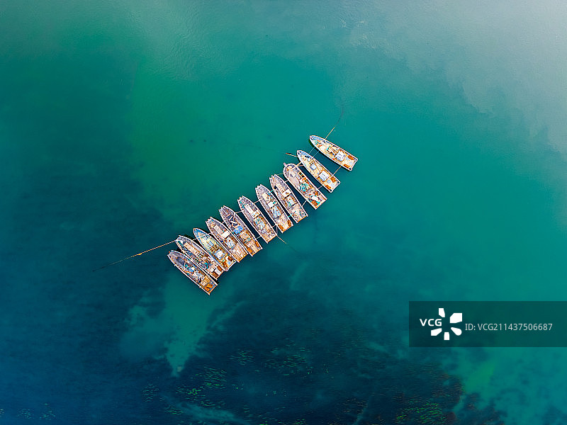 海上船只的高角度视图，竹排，渔船图片素材