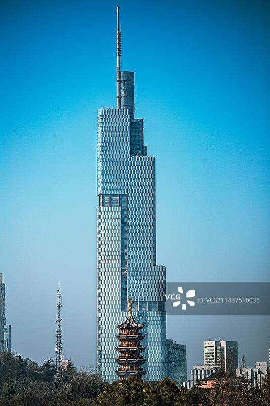 蓝天映衬下的城市建筑景观图片素材