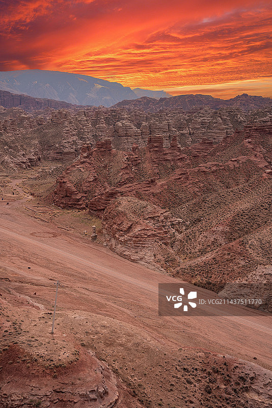 大峡谷平山湖祁连山脉甘肃敦煌张掖丹霞地貌风光汽车广告图片素材