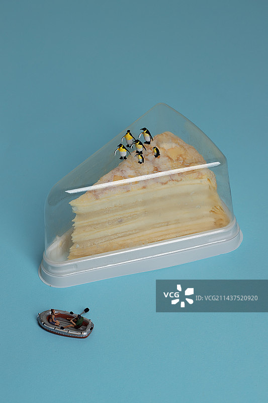 彩色卡纸上蛋糕图片素材