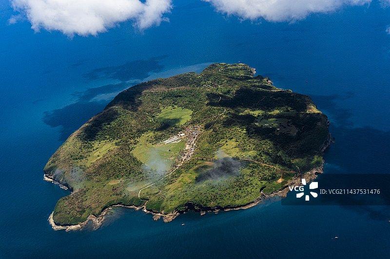 航拍视角下的小岛图片素材