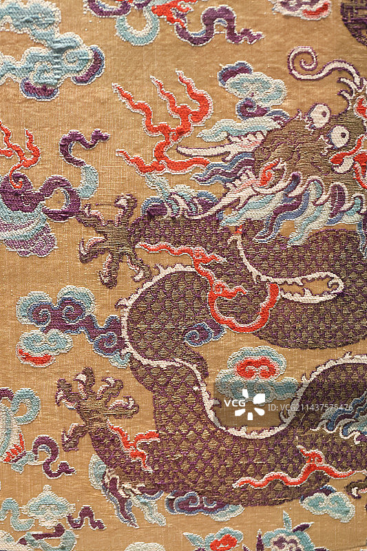 浙江省博物馆展出龙纹花朵锦缎图片素材