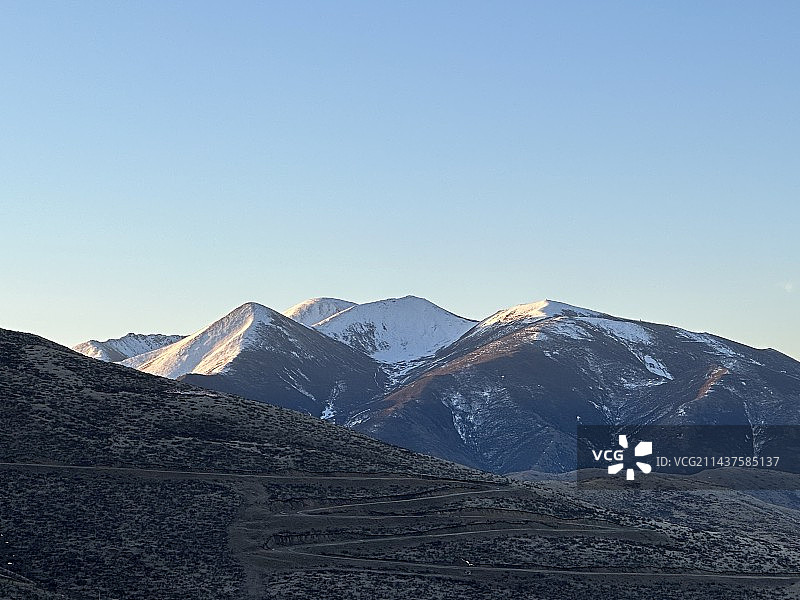 晨光照映在雪山上图片素材