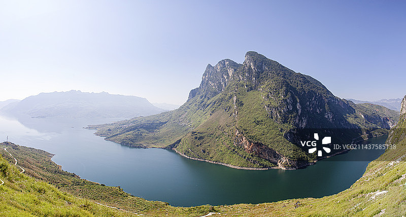 蓝天映衬下的湖光山色图片素材