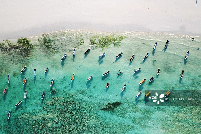 海滩上的人的高角度视角图片素材