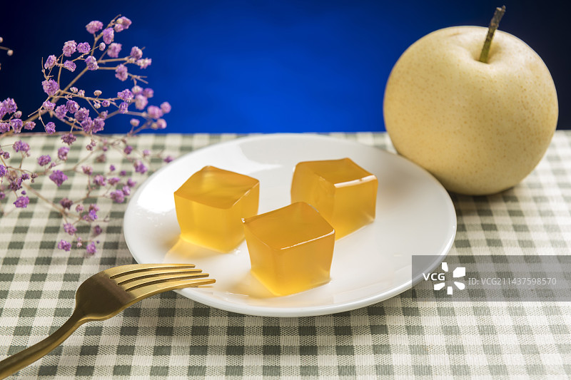雪梨枇杷膏果冻布丁摆放在桌面上特写图片素材