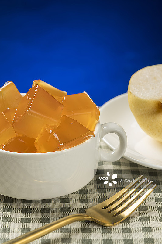 雪梨枇杷膏果冻布丁摆放在桌面上特写图片素材