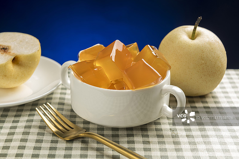 雪梨枇杷膏果冻布丁摆放在桌面上特写图片素材