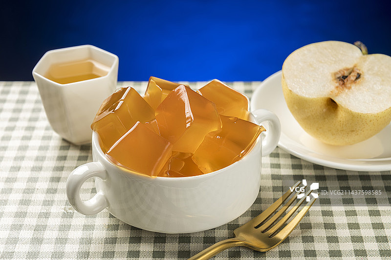 雪梨枇杷膏果冻布丁摆放在桌面上特写图片素材