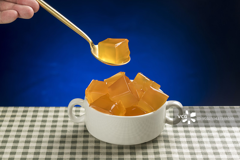 雪梨枇杷膏果冻布丁摆放在桌面上特写图片素材