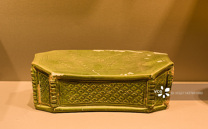 中国江苏南京博物院文物瓷枕图片素材