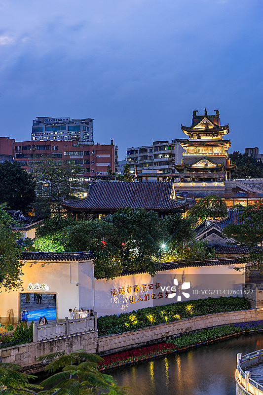 中国广州粤剧艺术博物馆和永庆坊旅游区夜景图片素材