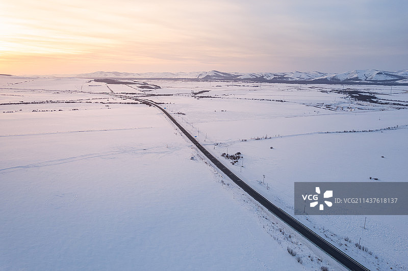 原创 内蒙古呼伦贝尔雪原公路自然风光航拍图片素材