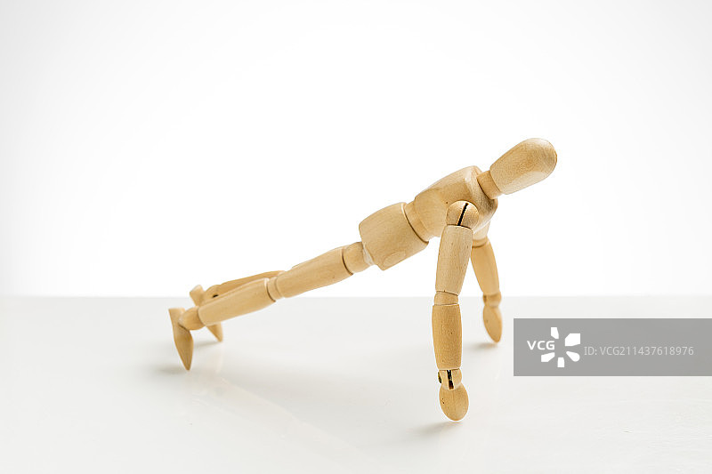 做出各种姿势的木人偶白色背景图片素材