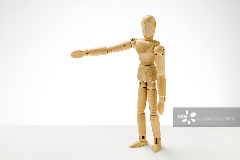 做出各种姿势的木人偶白色背景图片素材