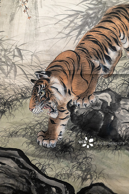 重庆长江三峡博物馆藏近代画家张善子绘画作品猛虎下山图片素材