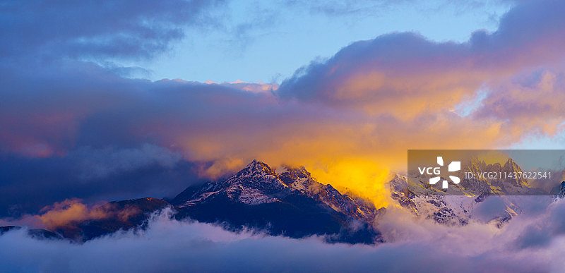 玉龙雪山的日照金山图片素材