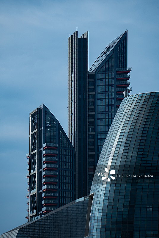 蓝调时刻的帝宝大厦图片素材