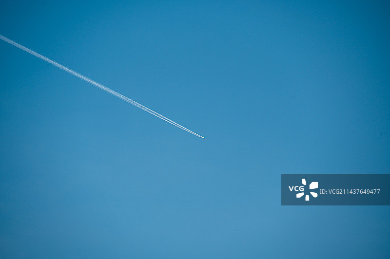 飞机尾迹图片素材