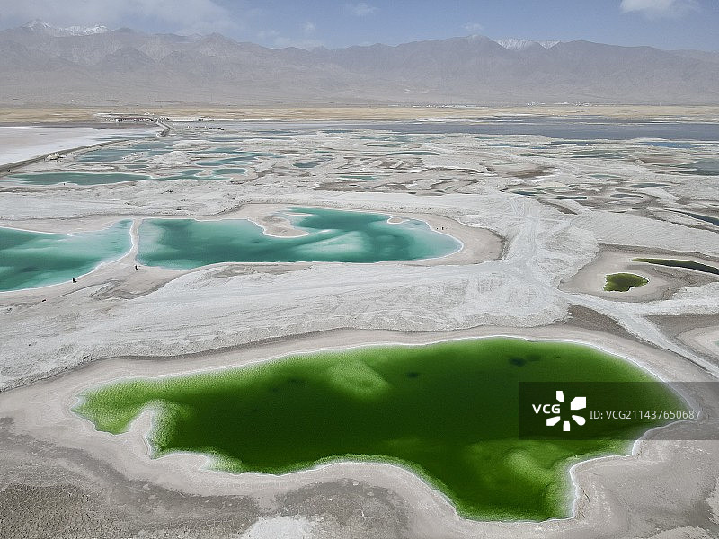 航拍盐碱地上的盐湖水坑图片素材