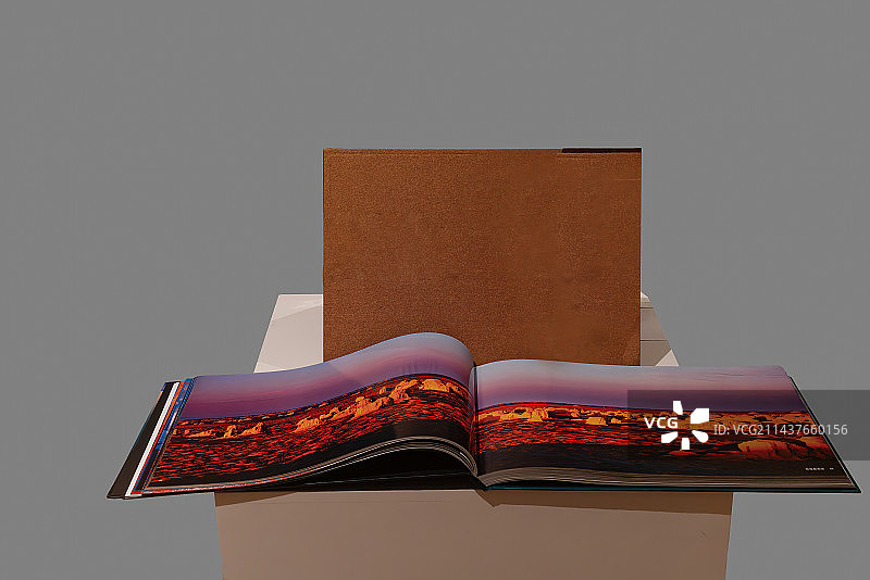 翻开的书籍图片素材