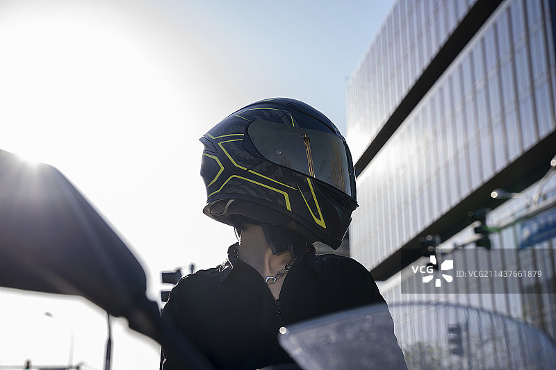 骑着摩托车的男青年图片素材