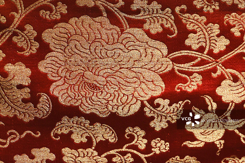 大红色缠枝花果纹织金锻图片素材