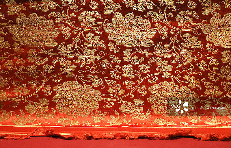 大红色缠枝花果纹织金锻图片素材