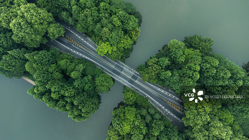 航拍西湖岸上的桥图片素材