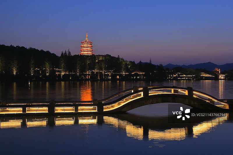 杭州西湖雷峰塔的蓝调时刻图片素材