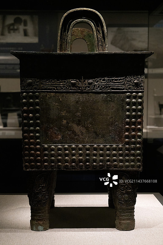 河南博物院藏商代前期兽面乳钉纹青铜方鼎图片素材