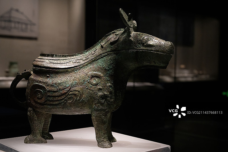 河南博物院藏殷墟妇好墓出土后母辛四足青铜觥图片素材