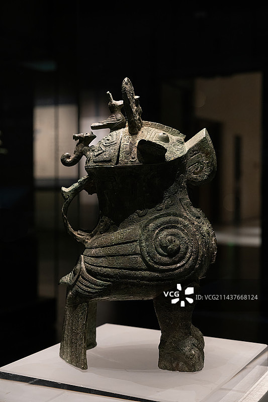 河南博物院藏殷墟妇好墓出土青铜鸮尊图片素材